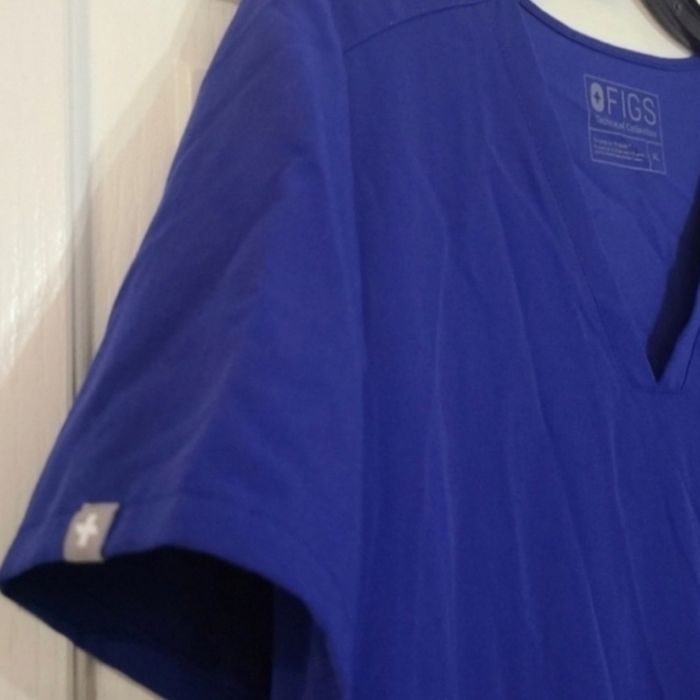 FIGS Casma 3 pocket scrub top - Royal Blue XL - Picture 4 of 7